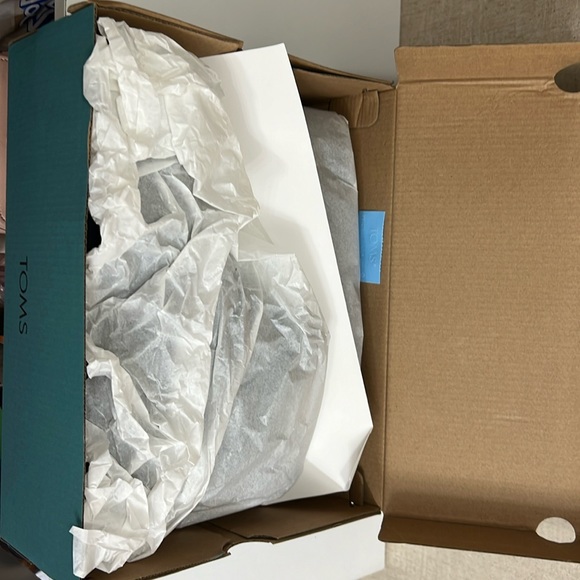 BRAND NEW IN BOX!! WOMENS TOMS MAUDE BLACK/BLACK SUEDE BOOTIES. SIZE 7.5 - Picture 10 of 10